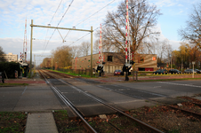 825357 Gezicht op de spoorwegovergang van de Oosterspoorweg in de Kardinaal de Jongweg te Utrecht, met op de ...